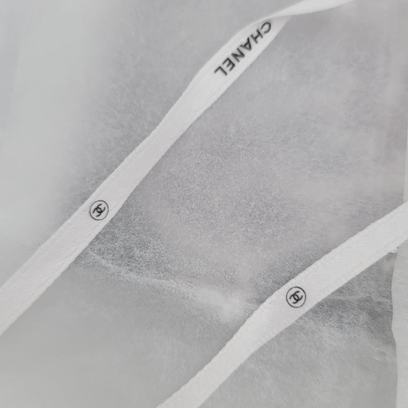 Chanel No 5 charm and ribbon Collectors Gift - Picture 3 of 5